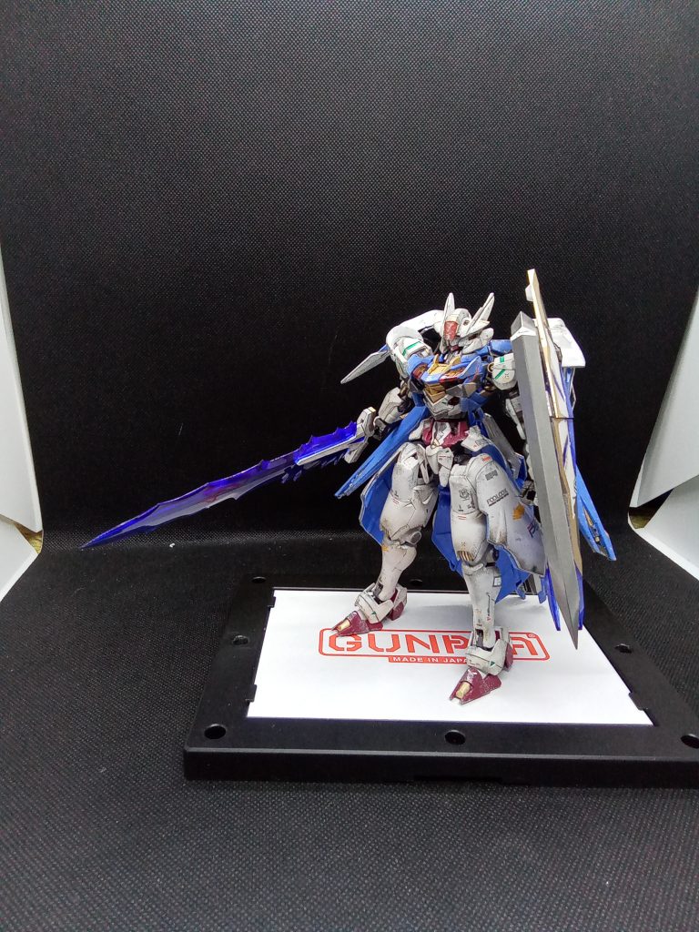 左腕大型シールド内に中型ソードを装備左腕大型シールドに大型の実体剣×二本も装備