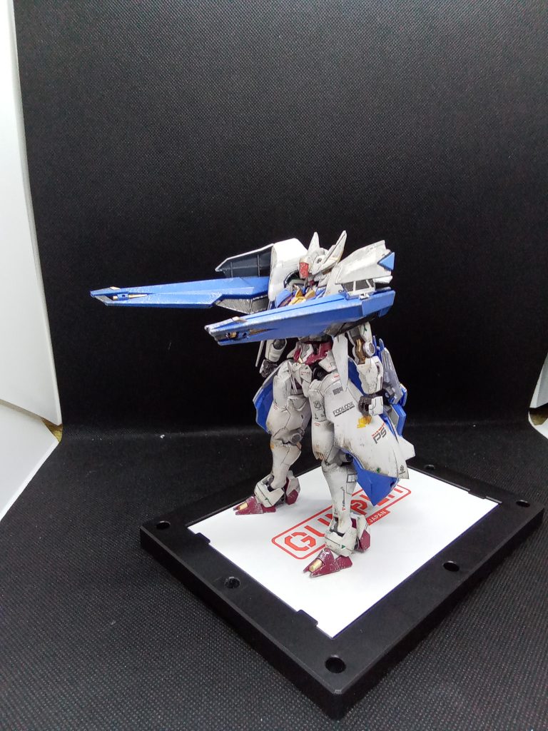 肩には大型ビームキャノンを装備普段は推進用スラスターとして使用 中~遠距からの攻撃用に 肩には他に射出用アンカーを二個装備しています