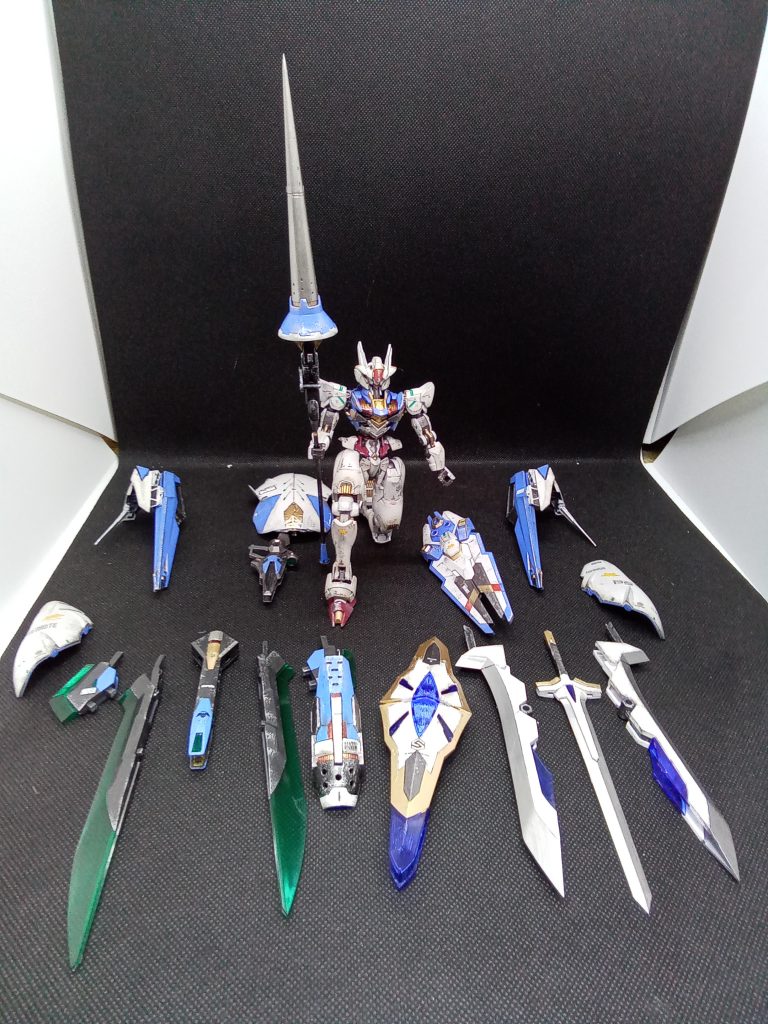 追加装甲と武器を全部はずしてみました付け替えてモード変更出来るようにして遊んでいます追加装甲は以前改造して余っていたサラのパーツをパテで改修して使用しています。・・このパーツがあれば・・使えるか!?月光蝶!? この剣達もドローンビットとして操作して飛ばせる設定にしておくかなw