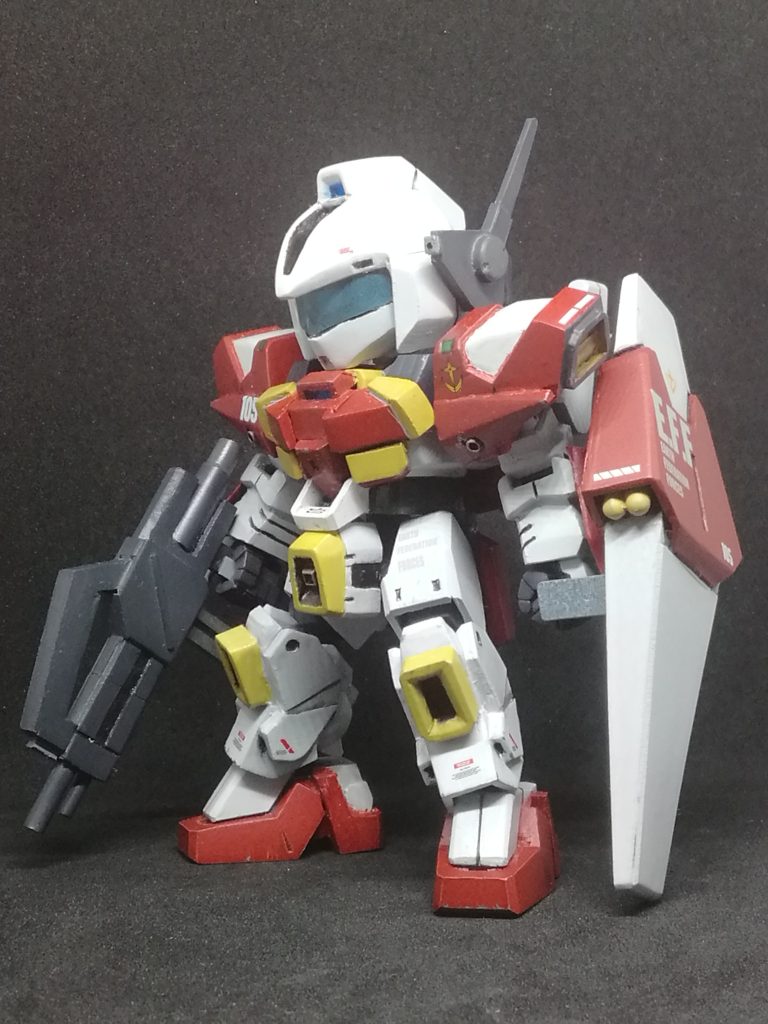 武装はRyouiさんの作品同様、F90FFで使用されていたジェガンライフルとシールド、更にはハイパーバズーカも用意しました。