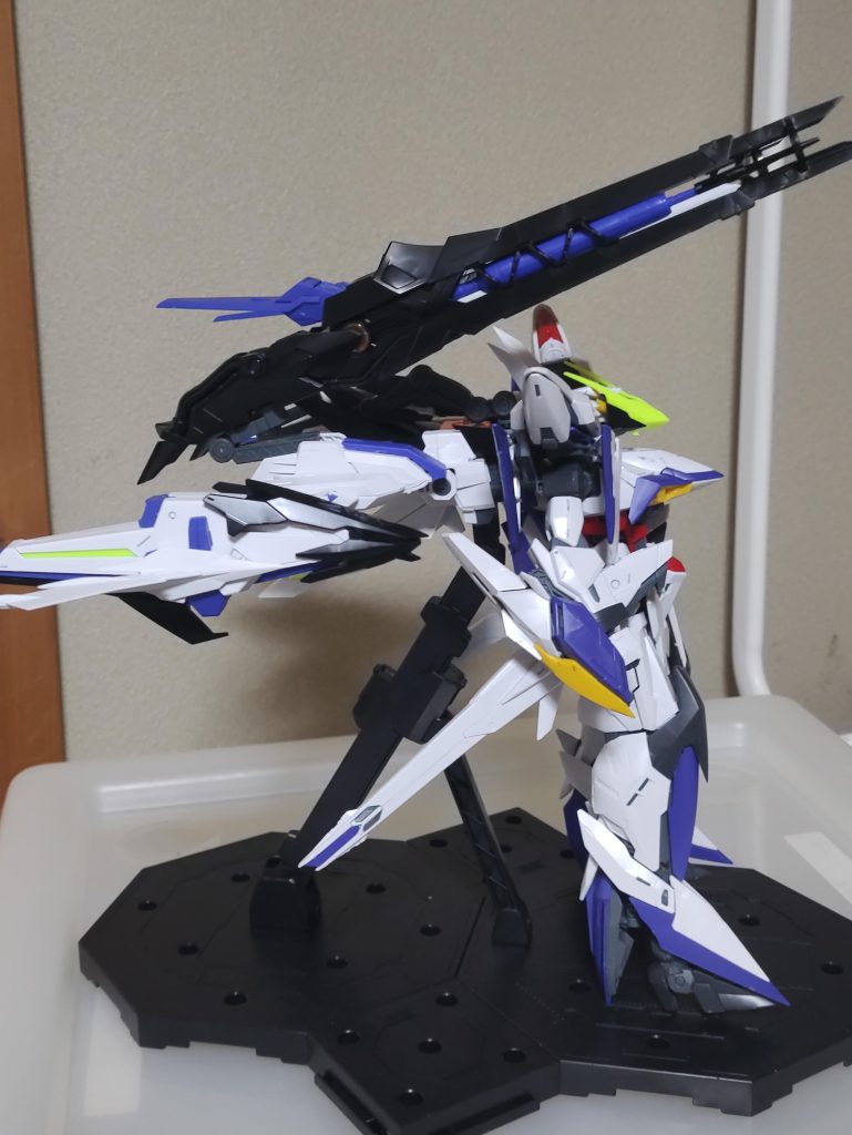 自立できないくらいデカい