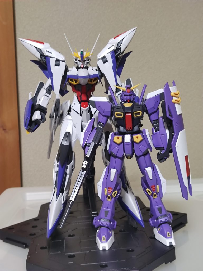 あまりにもデカいのでMG同士で比較、親子かと思うくらいの差。設定上だと5m差らしいですエクリプスガンダム：19.8mF90 2号機：14.8m