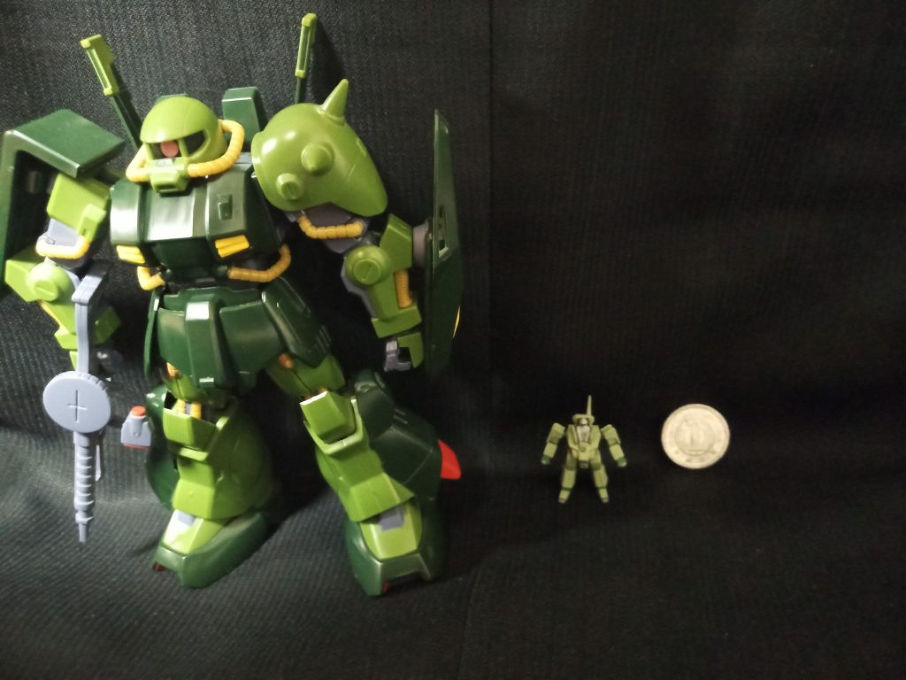 大きさ比較自分「ロボ魂メタコン含めたらこれでやっとTV版Zに登場のMS・MAを自宅棚にコンプできたって訳か( ´Д`)y━･~~」謎の声『ガンタンクⅡは？』…あ、あれはMSじゃなくて分類的にはモビルビークルらしいし(¯―¯٥) ՞ ՞ ՞『カミーユの乗ってたJr.モビルスーツって微妙に仕様違うし紺色なんだよな』…あ、あれは尋問受けた時見てた写真でしょ？:(;ˊ꒳ˋ;):『戦争博物館の名も無きMSの存在を忘れた訳じゃないよな？』…=͟͟͞͞(꒪ᗜ꒪ ‧̣̥̇)ｷﾞﾆｬｰ…コンプまでの道のりは険しいようです