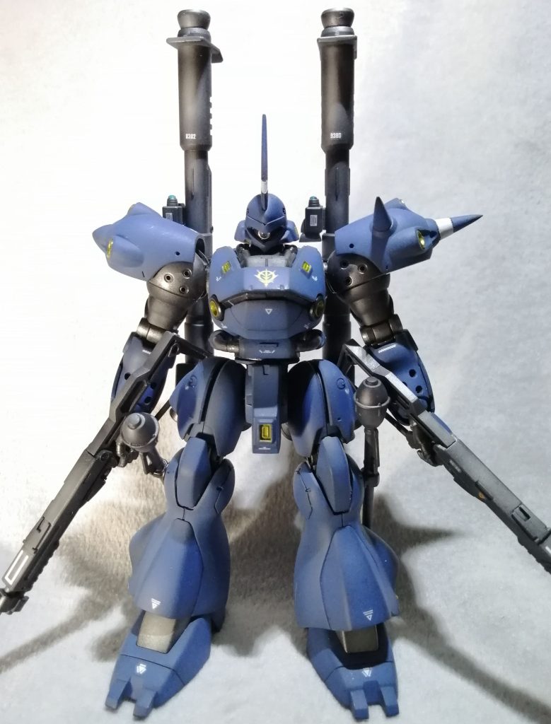 組み立てやすく、バラシやすいのでいつもの旧キットに比べると作業も楽で作っていて楽しいキットです全身の装甲の軽量化の穴をピンバイスで開けています