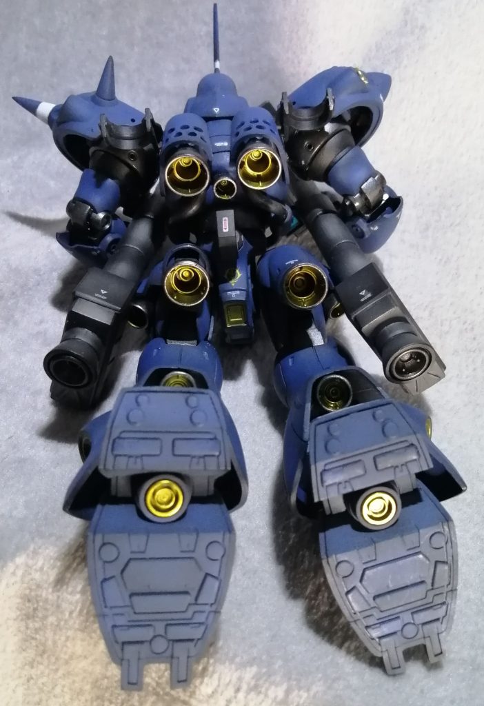 その他改造点は以下です肩のアーマーの中が見えないようにカバーのようなパーツがあったのでカット アーマーに合わせ目が出るので成形するにあたり、塗装のために3基のスラスターが一緒になったパーツを内側にはめずに接着 後から切り分けて外側から後ハメにしています胴体のパイプ周りのパーツのディテールが甘かったので削って切り出したプラバンを貼り直し膝の関節パーツのライン消しの際に丸い出っ張りが邪魔だったのでカットして後からディテールアップパーツを貼り付け足裏のバーニアの塗り分けが大変なので、こちらもディテールアップパーツで塗装後に接着モノアイとバズーカーのセンサー部を市販パーツでディテールアップ