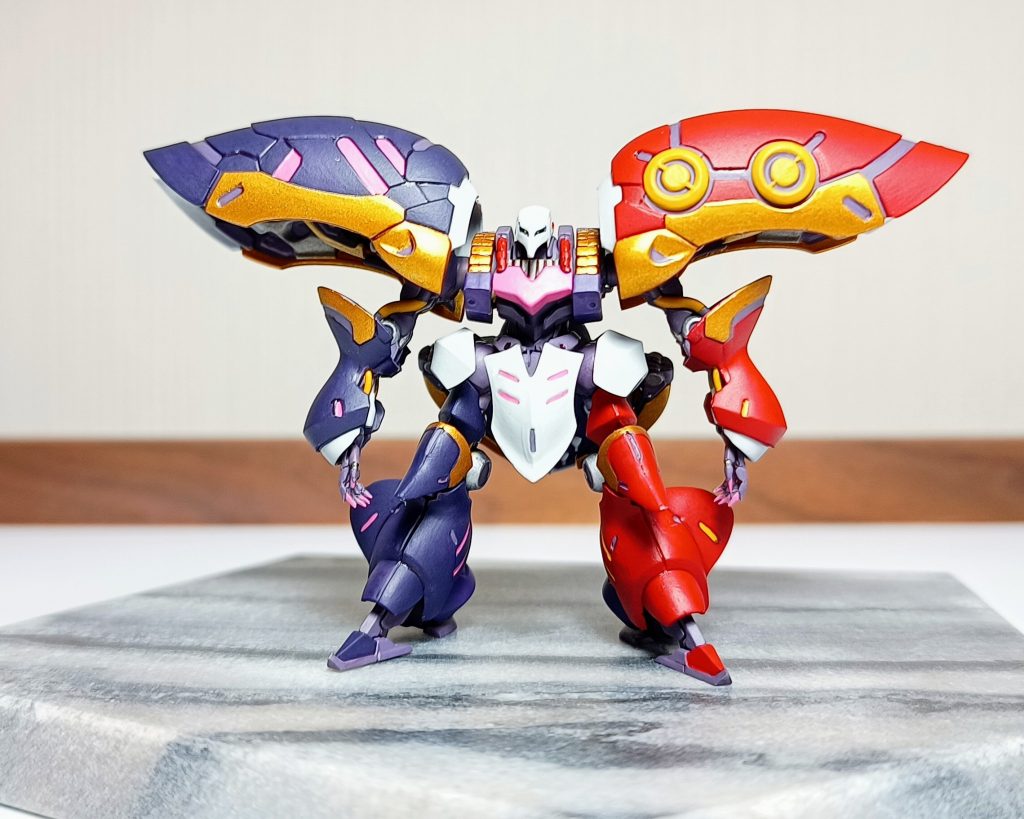 正面から。パッチワーク？トリコロール？好みで金色をアクセントに。前回のグフフと比べるとすごいボリューム！