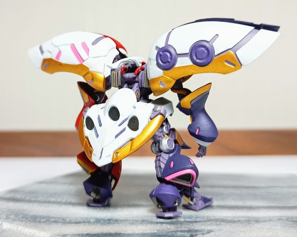 バックショットは白多め。リアスカートにデザインされた隠し腕がかっこいい！よく見ると右肩の丸いボタンのようなとこの内部を塗り忘れてます！