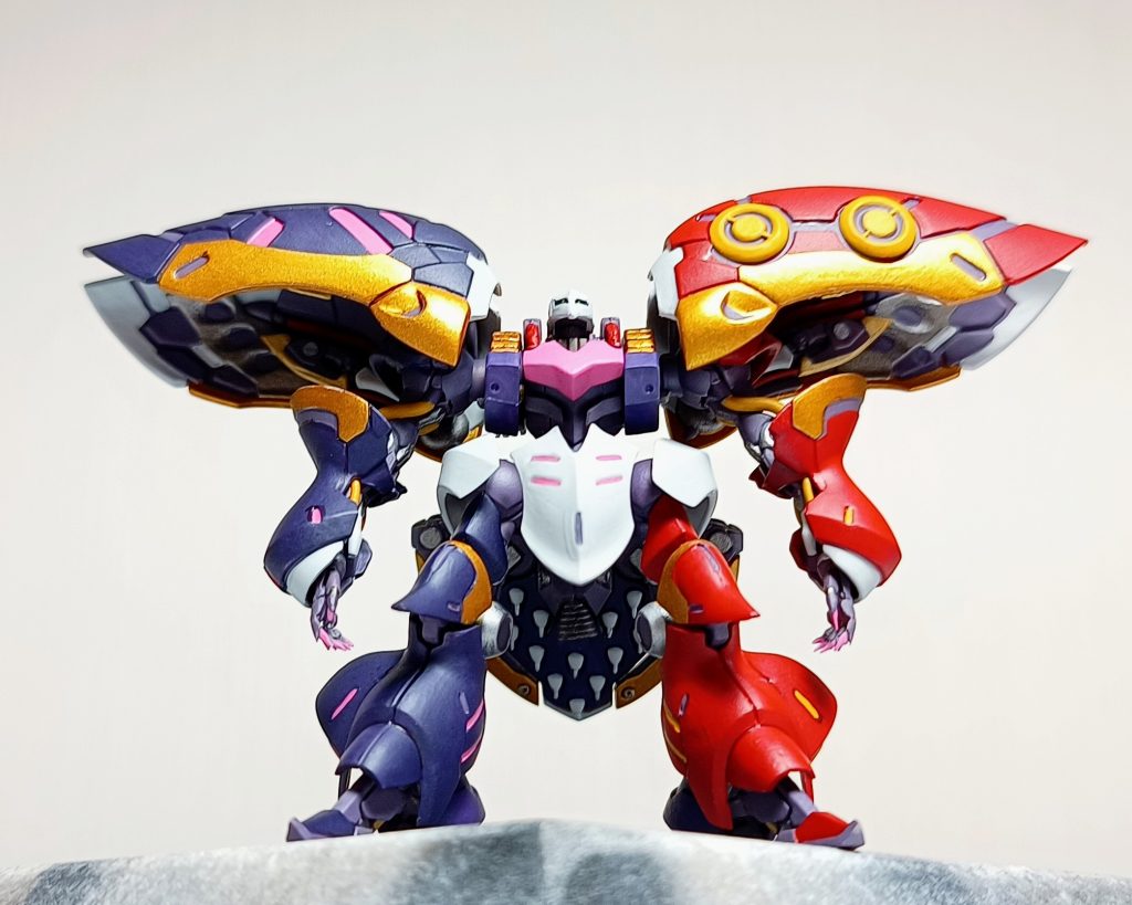 バインダーの内側もがんばって塗ったのでなんとか見える角度はないかと思って撮ってたら煽りの写真ばかりになりました。女子なのでネイルはピンクでオシャレしてます。