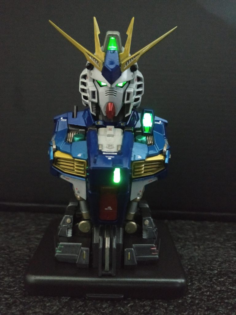 肩部も点灯させたかったのでルミナスユニットを使用せず、頭部、肩部、胸部にLEDを。配線を内部に通し電池BOXを底部に設置。