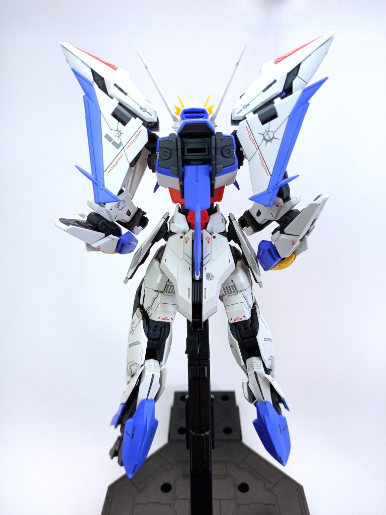 一部、濃い目のグレーで塗り分けし、水転写デカールを説明書通り貼付け。武器は持たず、機体そのもののカッコ良さを見せる一体に仕上げてみました。