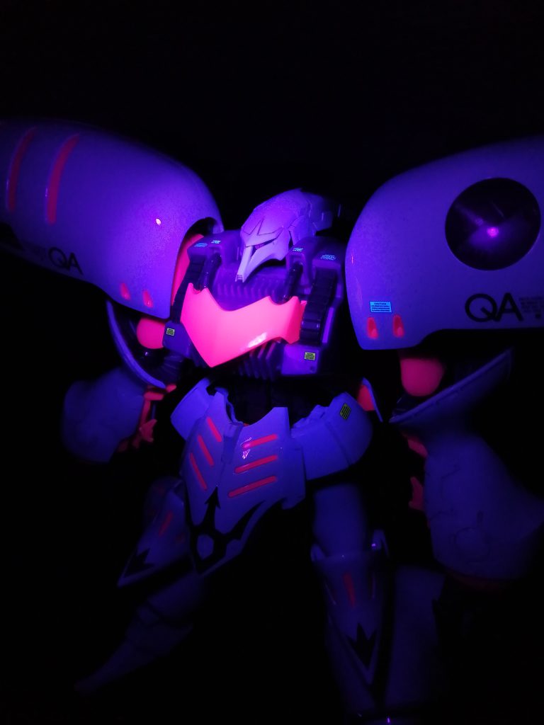 今回は蛍光デカールを使いました。UVライトで発光します。おもしろい!ついでにピンクのパーツも発光しました。このキットをきっかけに最近、蛍光デカール・蛍光塗装にはまってます😄最後まで見ていただき、ありがとうございます😸