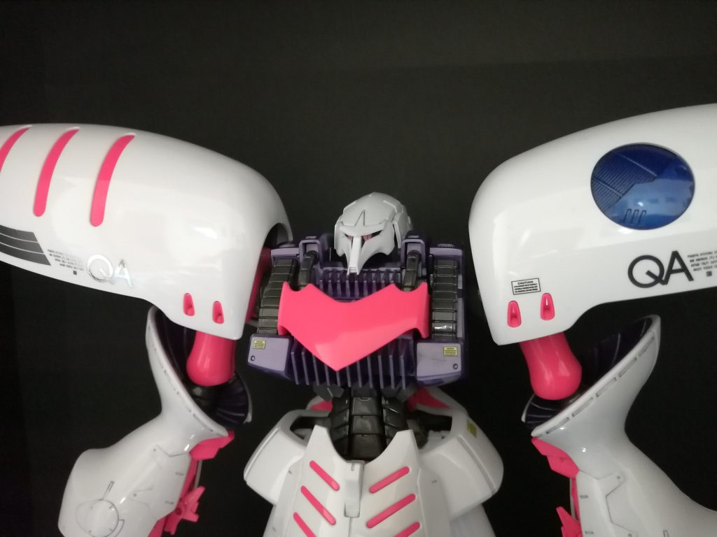 このキット、デカールを貼るのがめちゃめちゃ難しかったです。特に肩のシルバーの長い部分が切れやすく、貼っているときに切れてしまいました😫なので、デカールだけ買い直して、貼り直しました。ながーいデカールは分割して貼るといいですね。勉強になりました😅