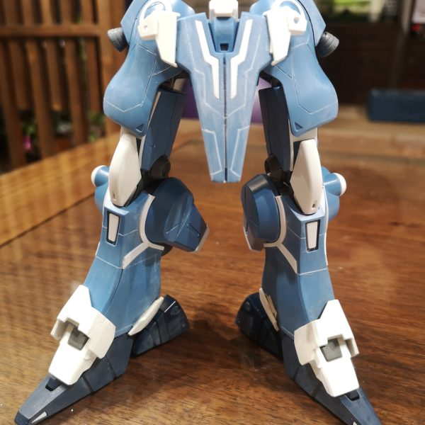 閲覧ありがとうございます！先日のガンダムMk-Vの続きです。まずは下半身からです。大きい、ひたすら大きいキットです。なのに、意外にディテールは少なめで、のっぺり仕上げでした。以前、作成したドーベンウルフ(https://gumpla.jp/hg/1110393)の経験をいかしつつ？苦手なスジボリやジャンクパーツでディテールを追加中です。調べてみるとガンダムとは名ばかりの別系統のMSだそうですが、少しだけ、ガンダムに寄せてみようと思います。かかとをハイヒール化するとバランスいいかも？今日はここまでです。（3枚目）