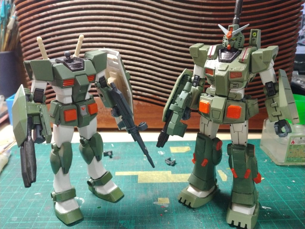 頭はエントリーグレードを使ったので、頭が無くなったEGを中の人カラーで筆塗りしました。これで、「一部パーツの差し替えで装甲の脱着が可能」となりました。（ってオイ！ｗ）（写真は塗装途中の状態のもの）