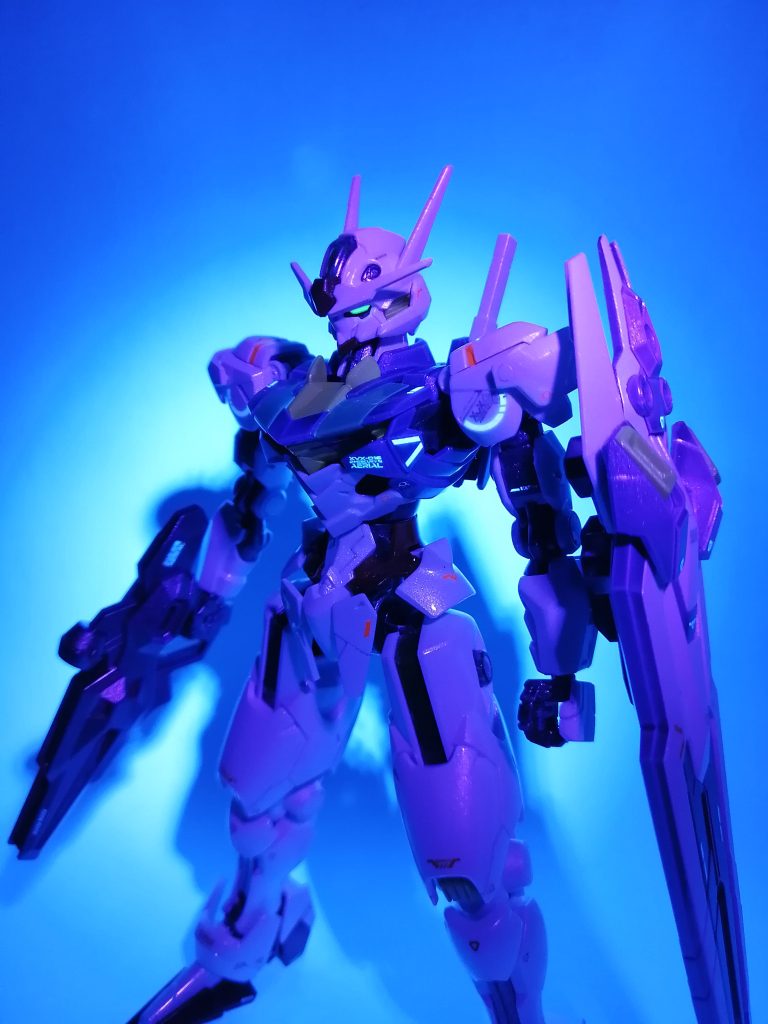 今回のデカールは蛍光デカールなので、ブラックライトで発光します。目も蛍光グリーンで塗装したので、目もブラックライトで発光します。