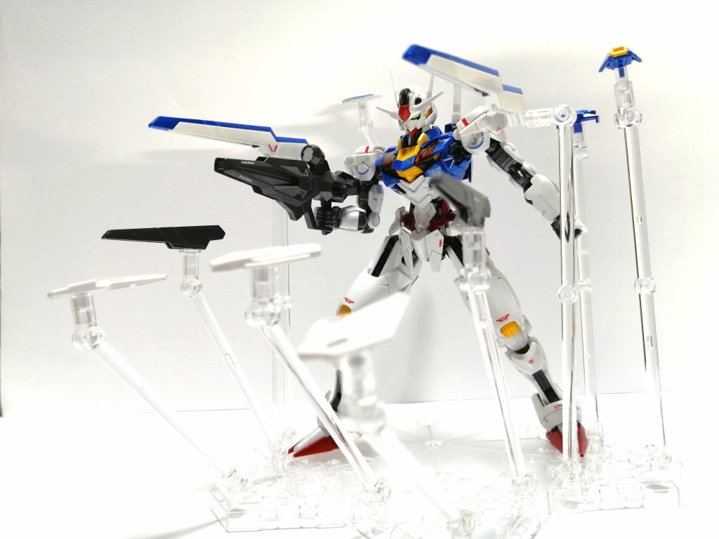 お気に入りの１枚。ウエポンディスプレイベースを使いました。１機でこんなに遊べるガンプラはなかなかないと思います。たくさんポーズをとってしまいます。最後まで見ていただき、ありがとうございます😸