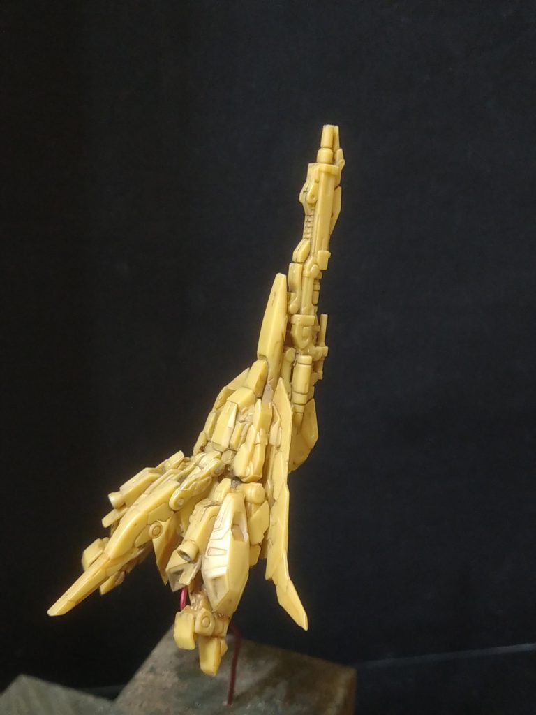 各部品とランナータグからパーツを作ってレジン風に仕上げ。コクピットと胸ダクト下のフィンをタグから作ってます。仕上げは水性ウェザリングペイントで墨入れとフィルタリング