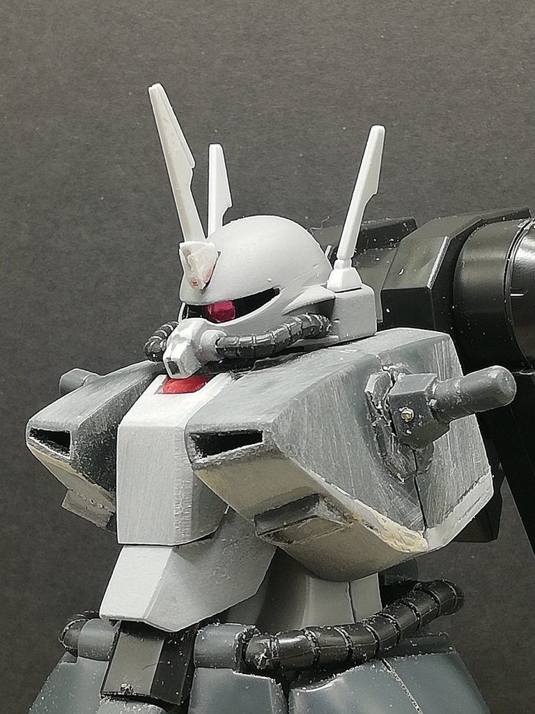 胸ブロックは前傾気味に接続するようにして空いた脇腹の隙間をボリュームアップ。  