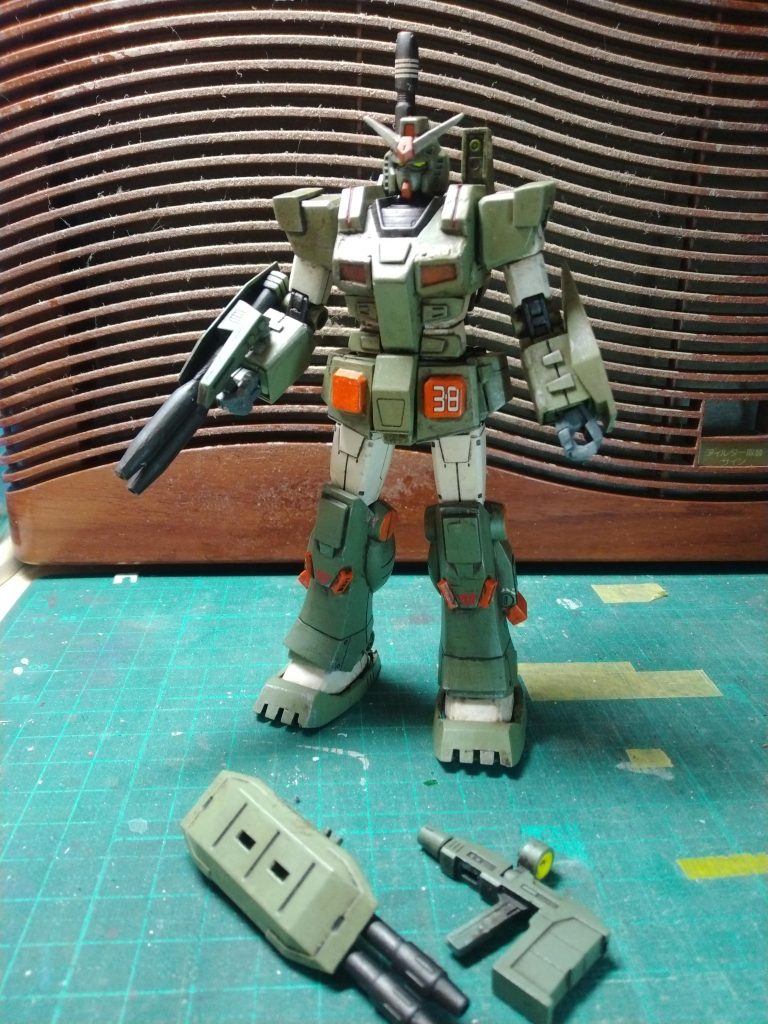 旧キット付属の２連ライフルのほかにブルーディスティニーに付属していた２連ライフルも持てるようにしました。今回はキットを説明書通りに作って合わせ目消したり塗装するだけではなく久しぶりにミキシングで作ったりウェザリングで汚してみたりして、いつも以上に楽しんで作れました。最後まで見て頂きありがとうございました。いいねボタンを押して頂ければとても嬉しいです。