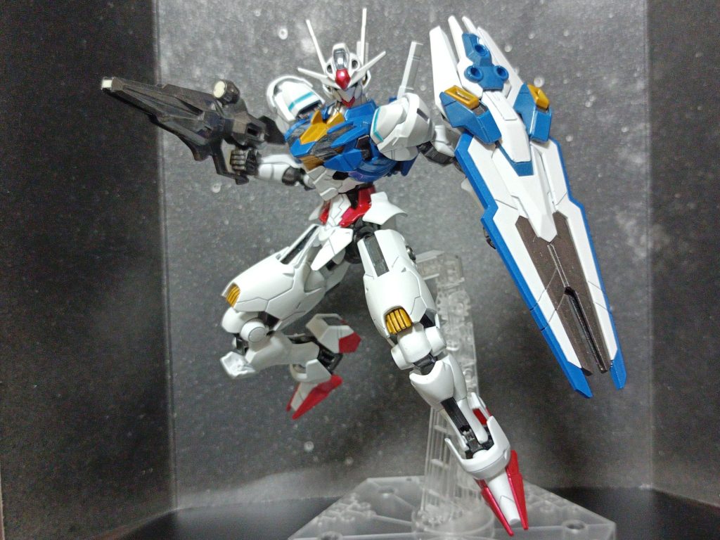 パッケージデザインのポージング筆塗り全塗装でメタリック仕上げです。あんまりわからないですね…ビームライフルとフレームは赤鉄色そのまま、赤色もメタリックレッドそのまま、青色はメタリックブルー、クリアブルー、スモークブルー、シルバーを調色、黄色はゴールド、イエロー、シルバーを調色したものです。何となくで調色したもので比率は覚えてないです(^_^;)白色はホワイト、グランプリホワイト、シルバー、あと少しだけ赤鉄色を混ぜてますが、あんまりメタリックっぽくはならなかったです。厚塗りになってしまったからですかね…調色はまだまだ勉強が必要です(-_-;)ちなみに、塗料はサフも全て水性ホビーカラーです。(サフも筆塗り)今回はスミ入れじゃなくパネルラインを鉄筆で少しずつ削ってサフのグレーを見せることでディテールを表現してみました。チョットでも力加減を間違えると塗装に傷つけるような、こんなテクニックは御法度でしょうが、筆塗りで塗料が厚くなってパネルラインを埋めてしまったので修復のつもりでやったら、以外といい感じだったのでスミ入れなしでそのままにしちゃいました。ブレードアンテナは安全フラッグを取っただけで尖らせてません。足首(?)の肉抜きは下部は埋めましたか上部はディテールと割り切って埋めてません。ショルダー部の合わせ目は消しましたが太腿裏側はそのままです。写真には写さないから(^_^;)ライフルのスコープと砲身の先端は、緑色の蓄光パウダーをレジンに混ぜたものです。(こっちが光るの撮らなかった…)