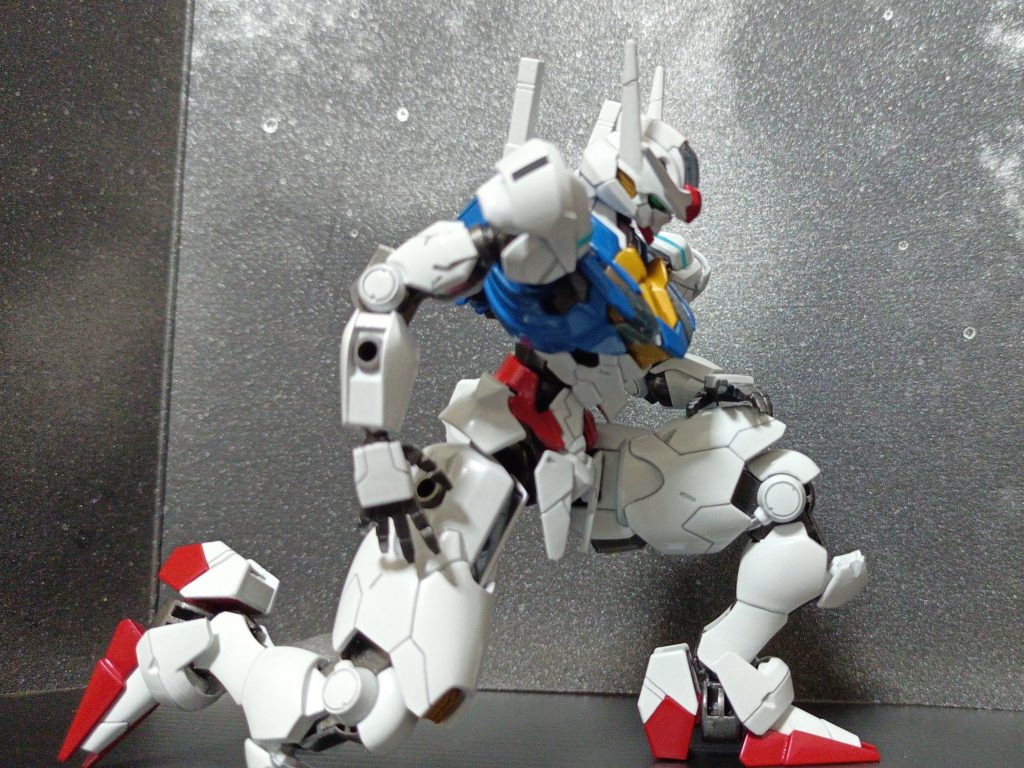 お約束のポージングこのポージングだけのためにフライトユニットも購入して平手パーツだけ拝借しました。フライトユニットは只今製作中で、完成したらこの投稿を更新するつもりです。新発売当日に運よく購入できたので、それから週末にコツコツと制作を進めて、ようやく完成したので投稿しました。仕上げの日があいにくの雨でトップコート(これだけは缶スプレー)はまだできていません。なので、塗膜ハゲが怖いので今回の投稿ではビットオンフォームへの換装はやめておきました。最後までご覧いただきありがとうございました!