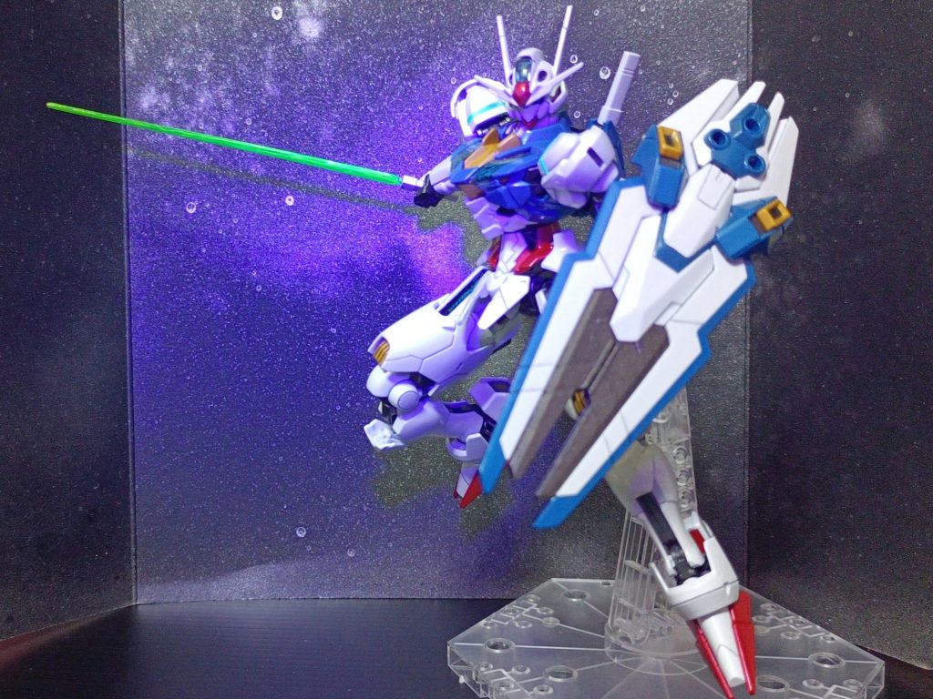 キット側面のポージングを真似てビームサーベルは、キット付属が青色だったので黄色のアクリル蛍光塗料を薄く塗って緑色にしました。蛍光塗料なので、もちろんブラックライトで光ります。