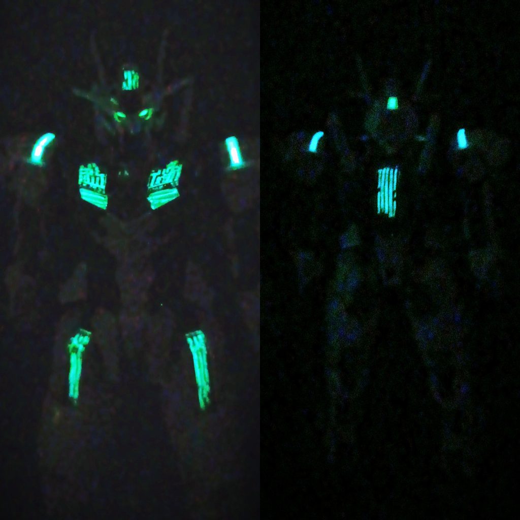 前後のショットを合わせて蓄光パウダー入りなので、ブラックライト無しでも暗い中で光ります!若干、青味が薄くなって緑色になりますが、数分は光り続けますよ。