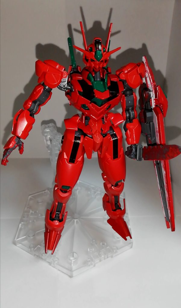 身近にエアブラシ環境がないため、スプレーと筆をメインに塗っています。分かりづらいですが赤は二通り使っていて、・上半身と腰の奥、つま先の両サイド、エスカッシャンと、顎？はモンザレッド。・その他の部分はシャインレッド。をどちらもMr.カラーのスプレーで。胸部や頭部、あとは脚部の元々黄色パーツだった部分等は、トマトのヘタをイメージしてガイアノーツのビリジアングリーンを筆で。トップコートはトマトのフレッシュ感を出したかったため、つや消しではなく半光沢を採用。デミトレーナー用拡張パーツセットから拝借した果物ナイフ（？）には初めてのラップ塗装を試してみましたが、ちょっぴり塗料を広げすぎて失敗しちゃいました。