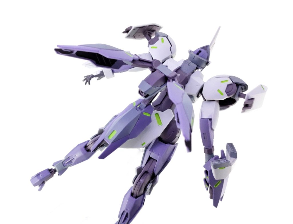 ミカエリスのビームブレイサーを再構成してブースターに転用。大気圏内での飛行能力を獲得し、宇宙空間での機動性も向上させています。