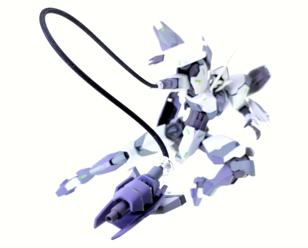 右腕には新兵装「アンチドートガン」を装備しています。GUNDフォーマットのリンクを遮断する効果を、ビームライフルの要領で撃ち出し展開する機能を持ち、遠距離から一方的にガンダムタイプを無力化させることができます。動きの止まった相手を有線式の武装で距離を保ったまま攻撃して撃墜します。