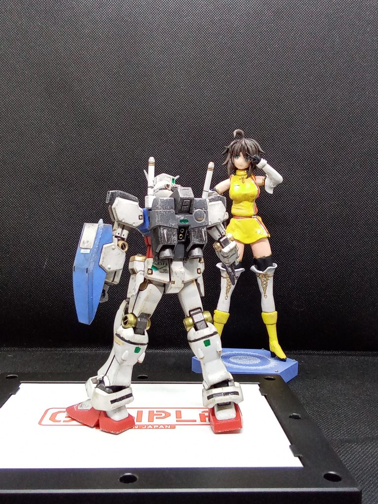 背部はほぼ変わらずシールド内側に秘密兵器あり