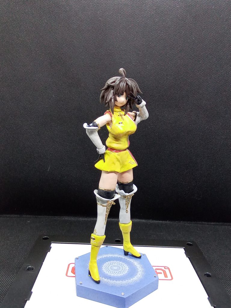 髪型は30mmシスターズの物をベースにしてパテを使ってオリジナルデザイン楽をしようとおもったものの 作業量はかわらずw