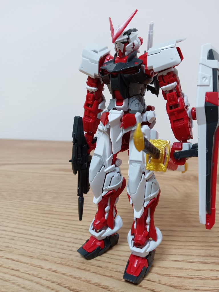 盾を左手に携え、右手にはビームライフル、腰には刀、そしてただ立っているだけでもかっこいいアストレイ、いつ見ても惚れ惚れします…！