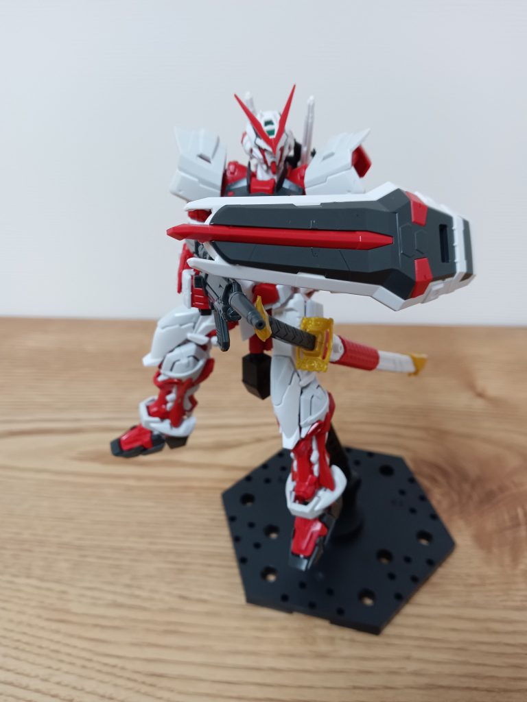 盾で防御しつつビームライフルを構えてる様子、アクションベースのおかげで難なくポージングできました。