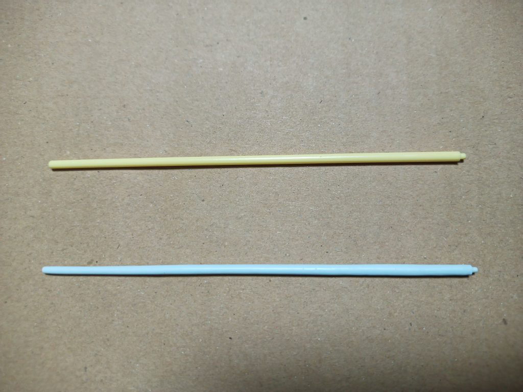 最初に書いた「ほんの少しだけ追加加工」というのがキットに一本しか付いてないヒートサーベルです抜刀時は水色にヒートするのを再現する為ランナーを削って刀身を作りましたまさに「ほんの少しの追加加工」ですがこれやってる人結構いらっしゃるのでは?