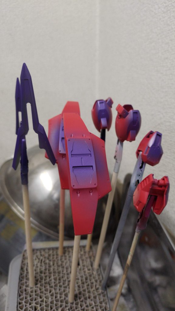 マスキング前の紫パーツはサフレスで塗装してます!