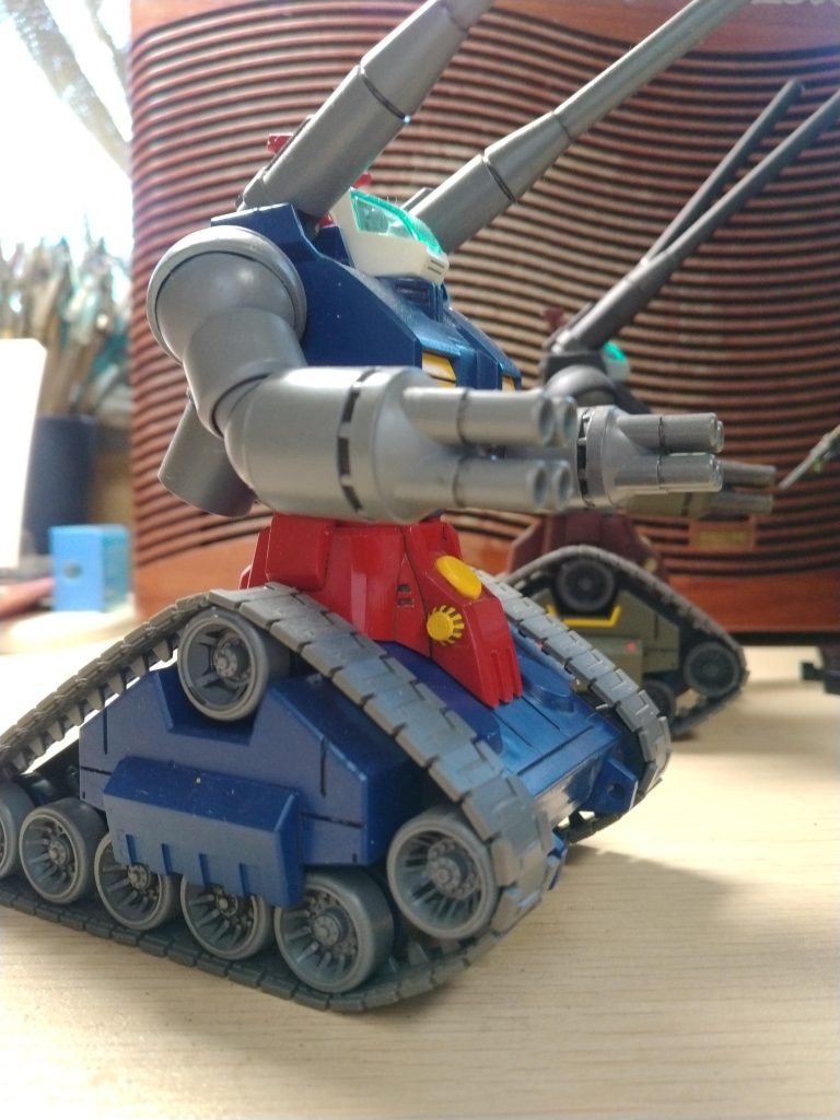 後ろのは去年の正月に載せたリアルタイプ風ガンタンクです。