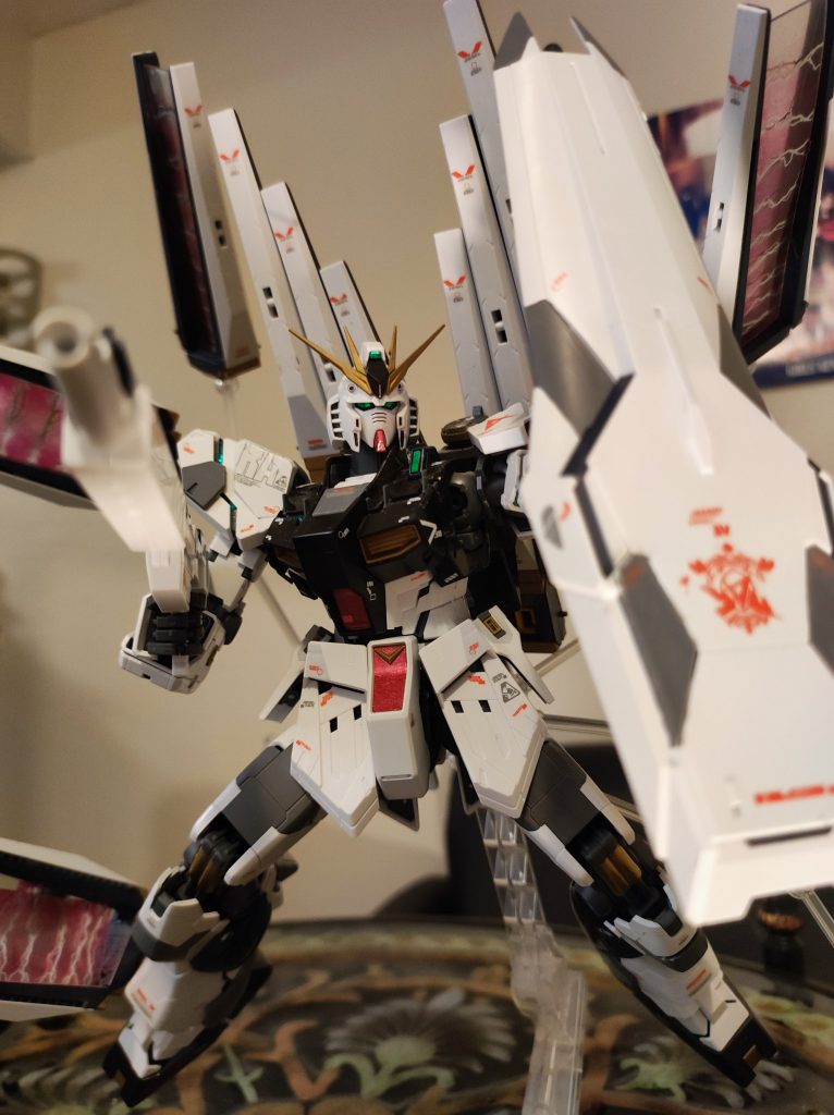 シールドでガードのポーズも素敵です。