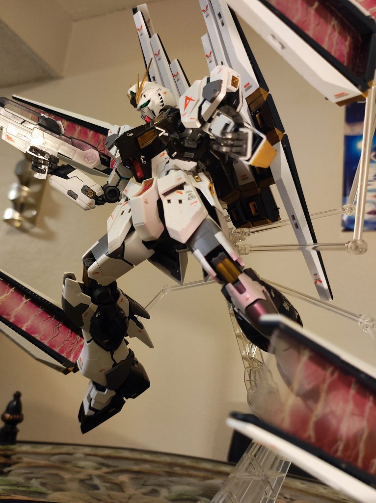 アムロは人類の未来をかけてDFFが装備されたVガンダムと共に無数の敵機に向かいました。