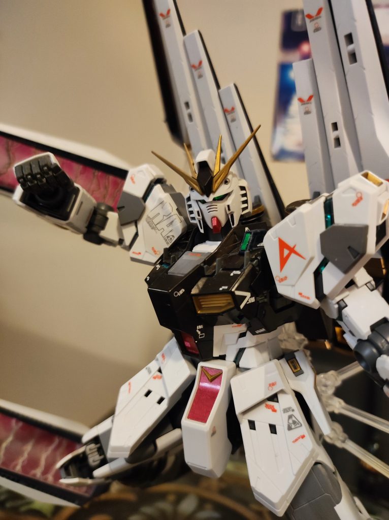 武器を失いでもやられるのはまだ早いです。サザビーに強力なパンチをあげます。