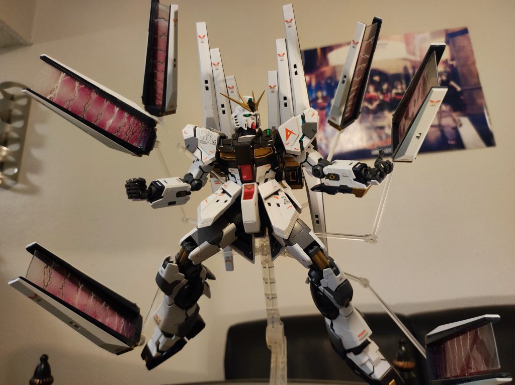 DFFは自分好みで編成しました。ポーズはストライクフリーダムのフルバーストモードに参考しました。行け！ダブル-フィン-ファンネル!!