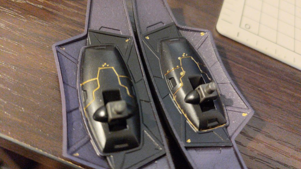 金のエナメルでスミ入れをしています!左拭き取り後、右は拭き取り前