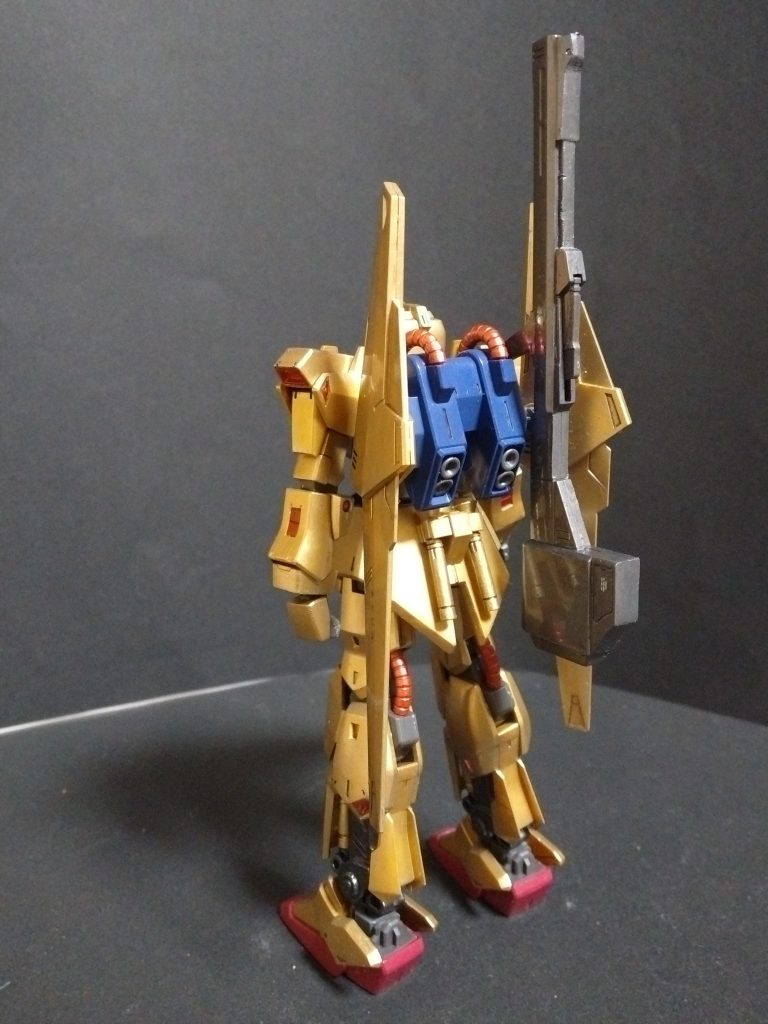 クレオスさんのスーパーゴールド2、ティターンズブルー、黒鉄色、武器は黒鉄色＋シルバー少量動力パイプやスラスターはマーカーのガンダムメタレッドを使用しました。