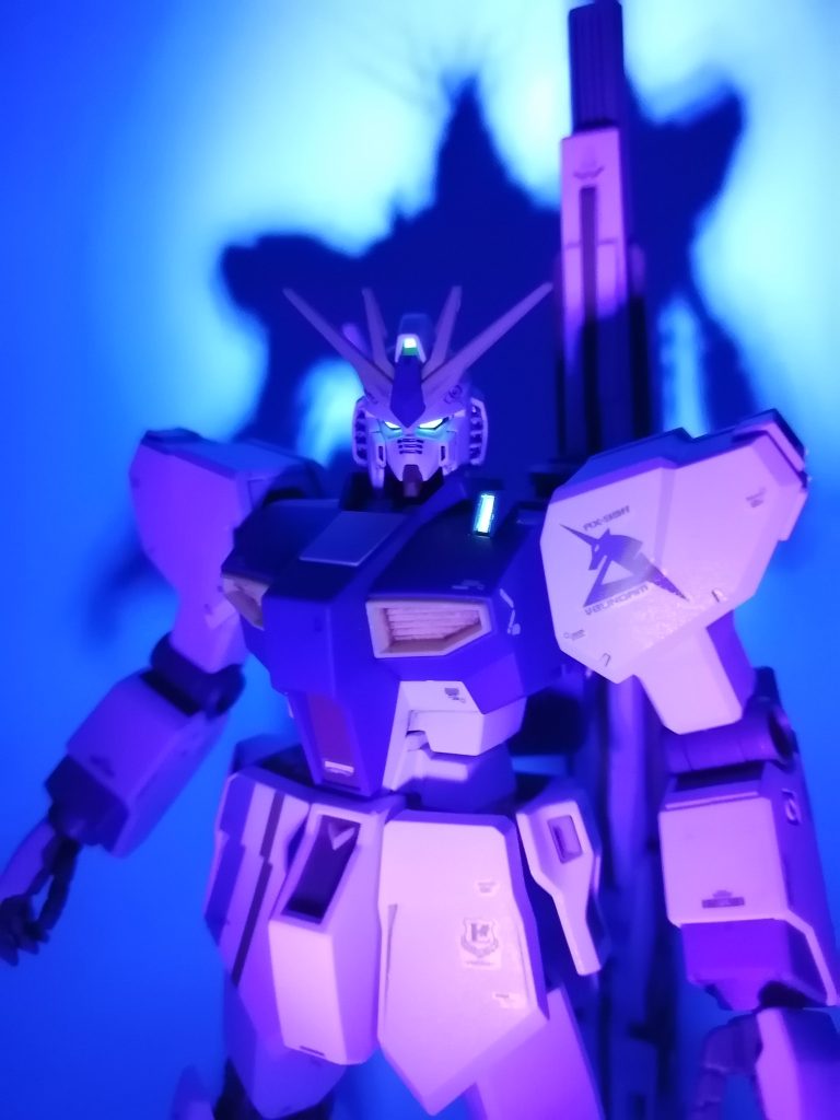 頭部の目や胸部センサーは蛍光グリーンで塗装したので、ブラックライトで発光します。エントリーグレードの目は塗装しやすいですね。最後まで見ていただき、ありがとうございます😸