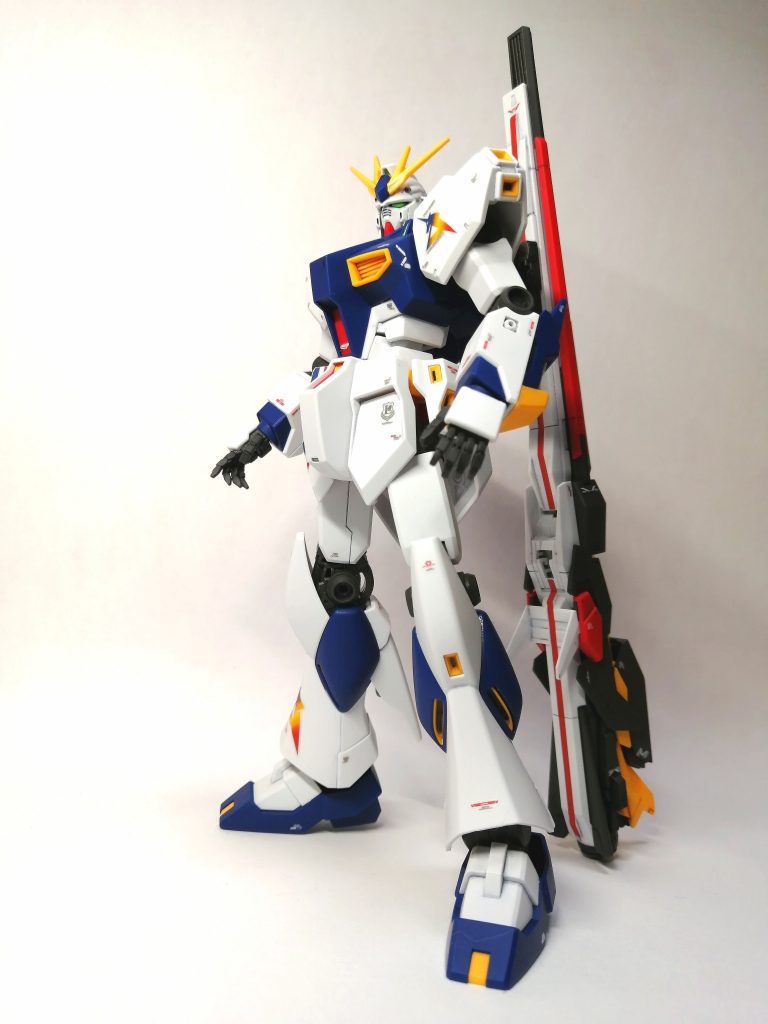 福岡の立像のポーズで写真を撮りました。福岡の生vガンダム、見に行きたいですね。遠いのでなかなか行けないですけど😅