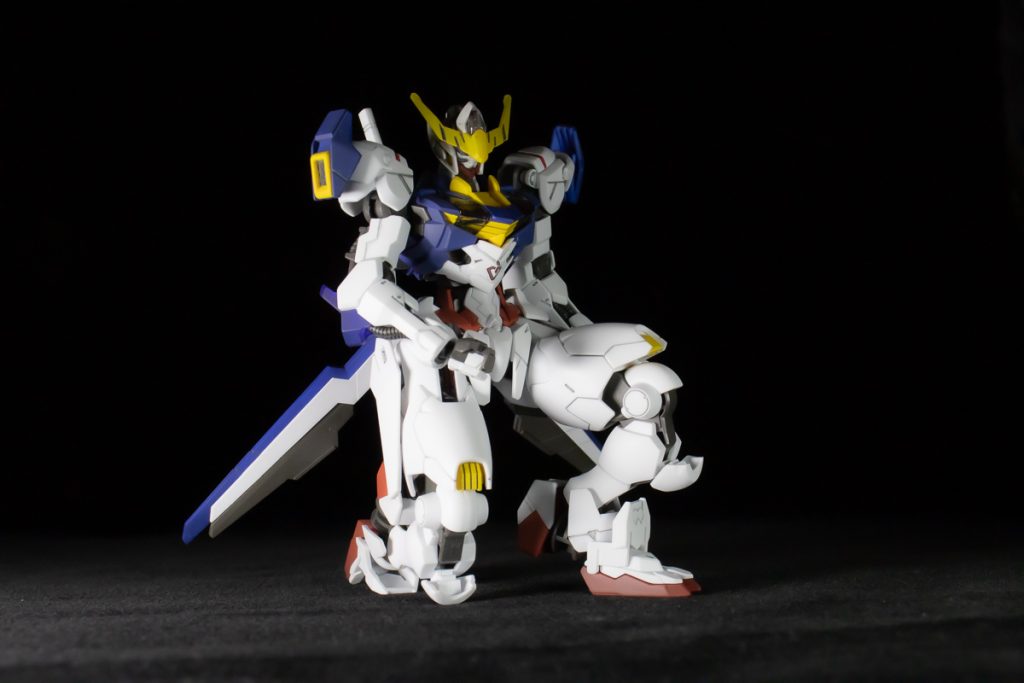 水星の魔女キービジュアルぽいポーズ。今回、頭部、両腕、両足先をバルバドス、それ以外をエアリアルのミキシングで制作しています。特に足先はジョイント部分の作りが異なるので切断、接着を行いました。