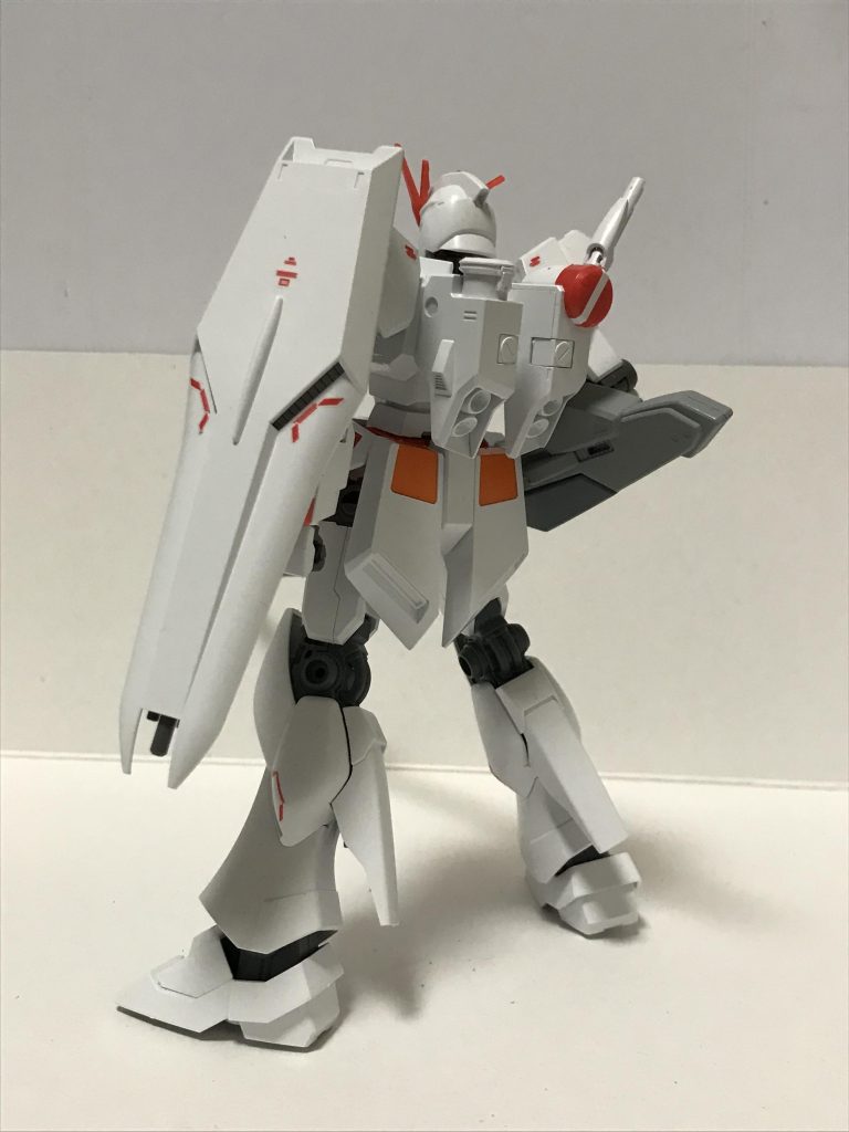 ゆくゆくはファンネルやらバズーカが装備されるであろうバックパック。今はシンプルなものになっています。