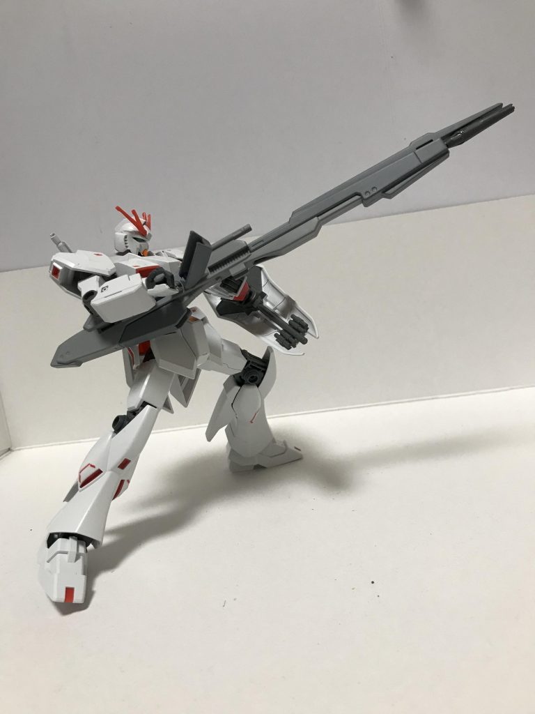 可動域的に両手で持つことがなかなかしんどいので、なんとなく持ってるイメージです。今回セブンイレブン限定EGνガンダムが手に入ったので、ノーマルEGνガンダムとミキシングして真っ白なνガンダムを作りました。