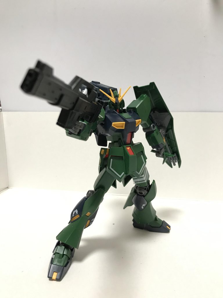 武器はビームショットライフル。ここまでごついのはなかなか持たなそうなので、持たせてみたらかなり面白かったです。機体色と相まってかすごくミリタリーに見えます。