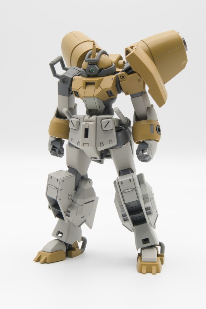 スネと腰のフロントアーマーをヘイズルから持ってきました。脚が長くなったので胴体も5ミリ程延長。顎(なんてないけど)を引けるように首周り調整。(写真は顎引いた状態ですけど全然効果ないですね、、、)